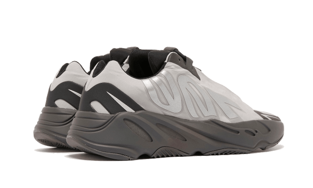 yeezy-700-mnvn-metallic-ddd5b9-3