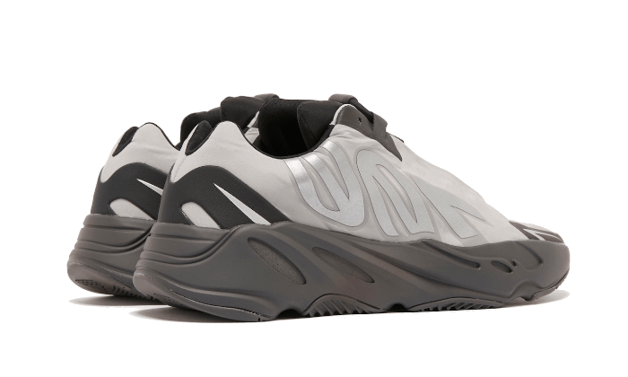 yeezy-700-mnvn-metallic-ddd5b9-3