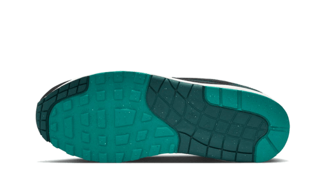air-max-1-liverpool-lebron-james-ddd5b9-3