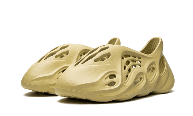 yeezy-foam-rnnr-sulfur-ddd5b9-3