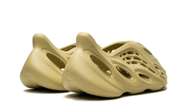 yeezy-foam-rnnr-sulfur-ddd5b9-3