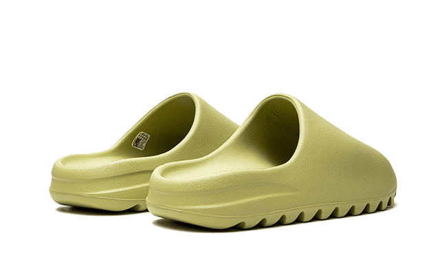 yeezy-slide-resin-restock-pair-ddd5b9-3