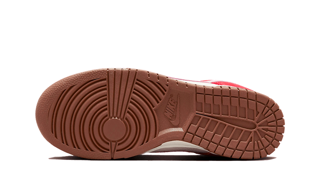 dunk-low-premium-bacon-ddd5b9-3