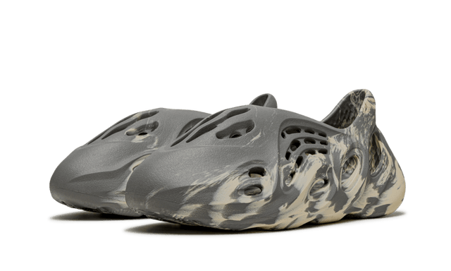 yeezy-foam-rnnr-mxt-moon-gray-ddd5b9-3