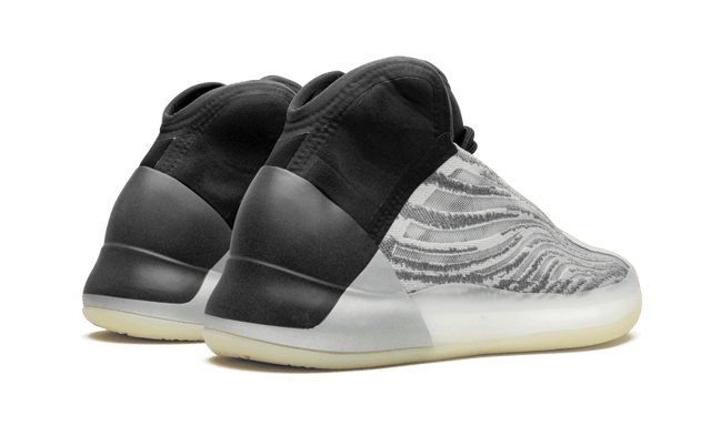 yeezy-qntm-lifestyle-model-ddd5b9-3